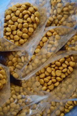 plastik torba içinde evde beslenen hayvan yiyecek