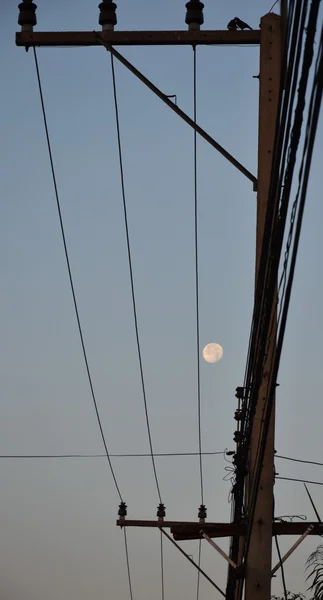 Mond zwischen dem Draht am Morgen — Stockfoto