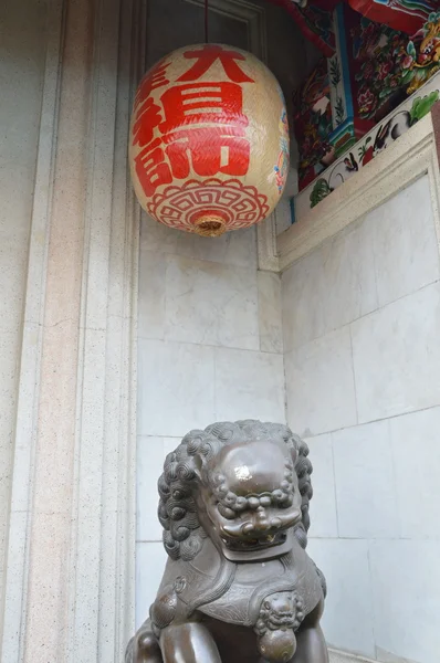 Estatua león chino en frente del templo chino — Foto de Stock