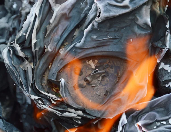 Gold and silver paper burning to ancestor — Stock Photo, Image