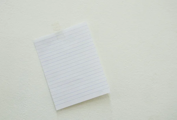 Χαρτί στον λευκό τοίχο — Φωτογραφία Αρχείου