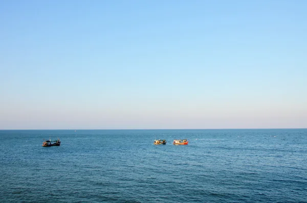 Rybolovu loď plovoucí na moři — Stock fotografie