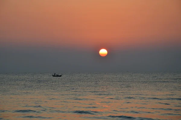 Barco de pesca bajo el sol — Foto de Stock