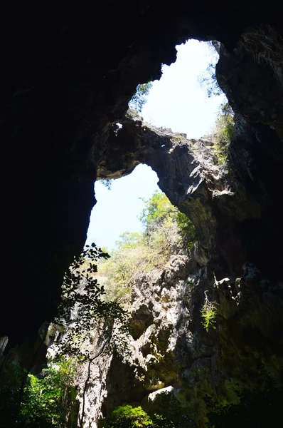 Φως στο χαμηλότερο σημείο το σπήλαιο τρύπα — Φωτογραφία Αρχείου
