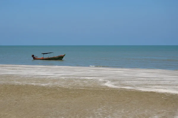 Fiske båt vid stranden — Stockfoto