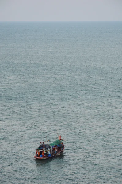 Рыбацкая лодка под морем — стоковое фото