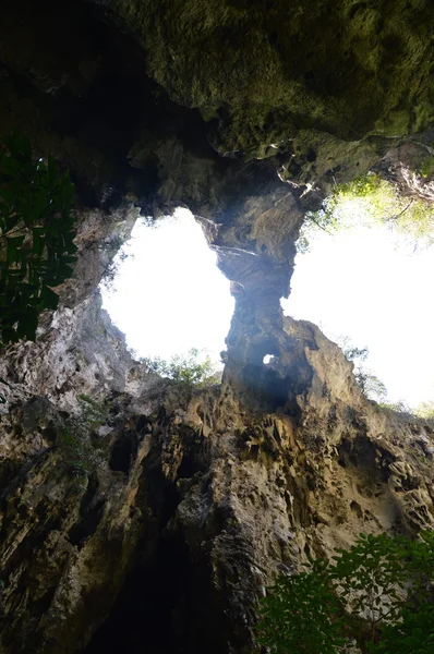 Ήλιο μέσα από την τρύπα της σπηλιάς — Φωτογραφία Αρχείου