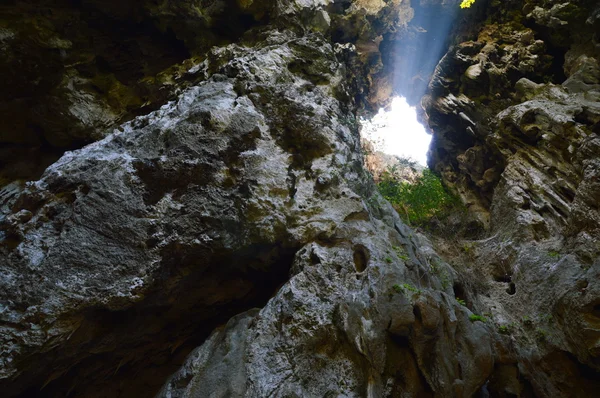 Sol a través del agujero de la cueva —  Fotos de Stock