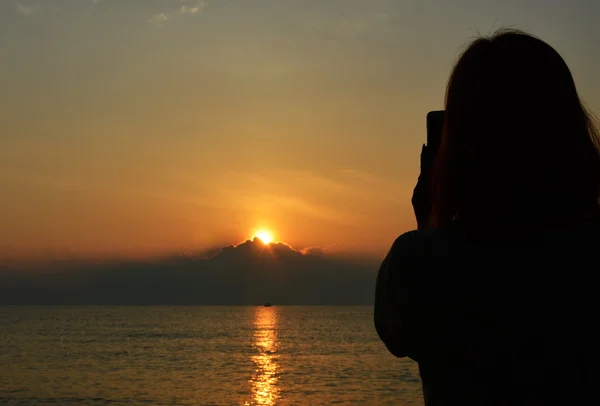 Nő a fénykép sunrise mobiltelefon — Stock Fotó