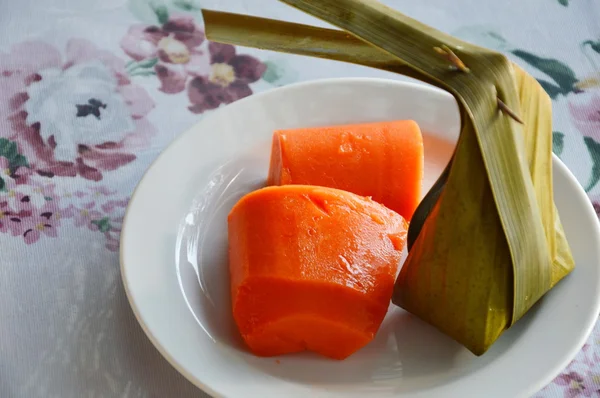 Papaja en Thaise kokos munchkin in bananenblad — Stockfoto