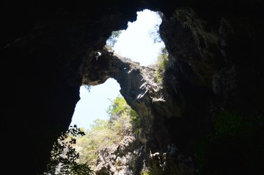 Mağara delikten güneş ışığı