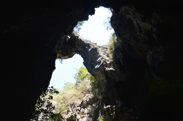 Luz del sol a través del agujero cueva —  Fotos de Stock