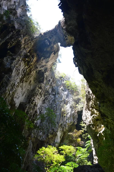 Solljus genom grottan hål — Stockfoto