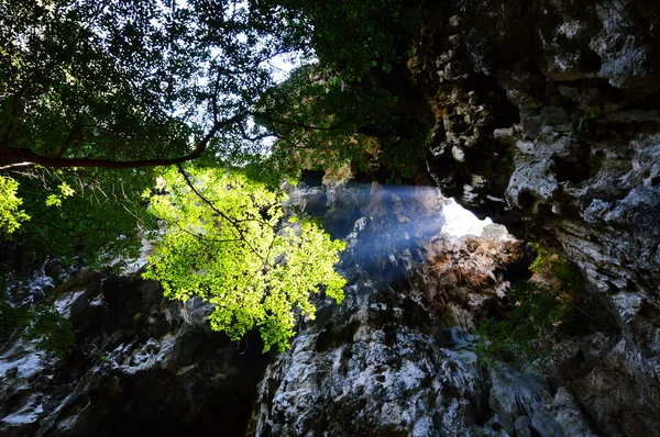 Luz del sol a través del agujero cueva — Foto de Stock