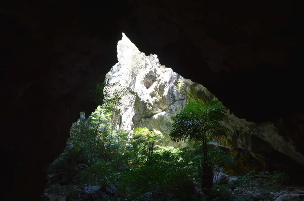 Φως του ήλιου μέσα από την τρύπα της σπηλιάς — Φωτογραφία Αρχείου