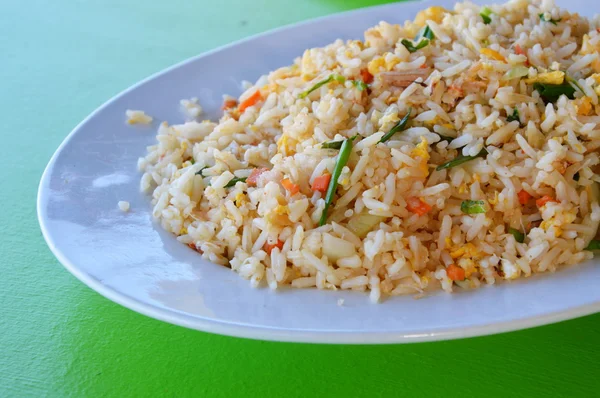 Stekt ris med egg og krabbe – stockfoto