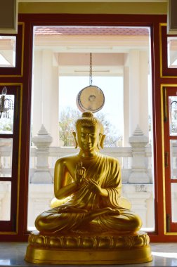Altın Buddha ve bir Budist tapınağında büyük davul