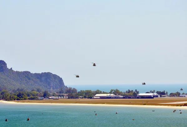 Helicóptero militar voar para o acampamento na praia — Fotografia de Stock