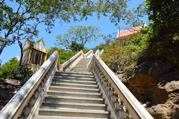 Escalera camino al templo en la montaña — Foto de Stock