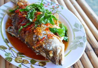 sos biber soslu kızarmış bas balık