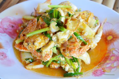 Sarı köri içinde kızartılmış Yengeç