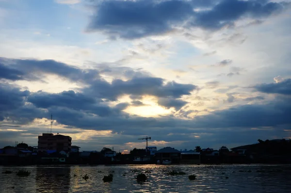 Sonnenuntergang auf dem Fluss — Stockfoto