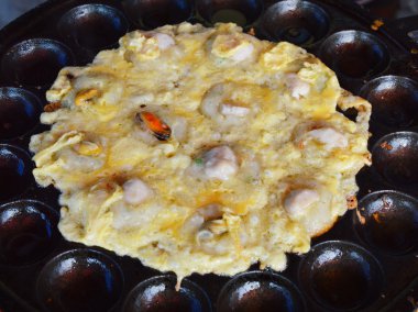 İstiridye omlet demir soba üzerinde kızarmış