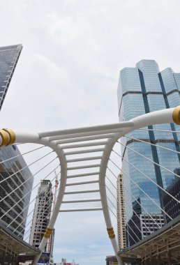 demir eğrisi genel gökyüzü tren istasyonunda