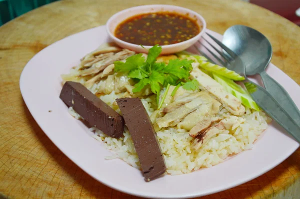Nasi dikukus dengan sup ayam di blok chop — Stok Foto