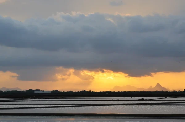 Zachód słońca na farmie soli — Zdjęcie stockowe