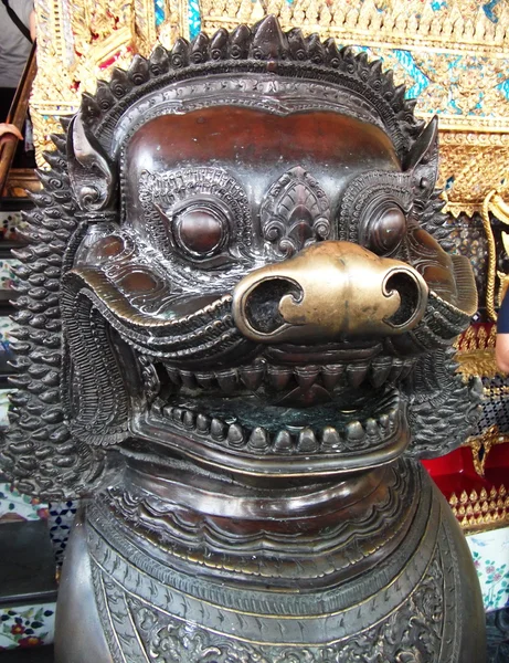 Oude Leo standbeeld in de boeddhistische tempel — Stockfoto