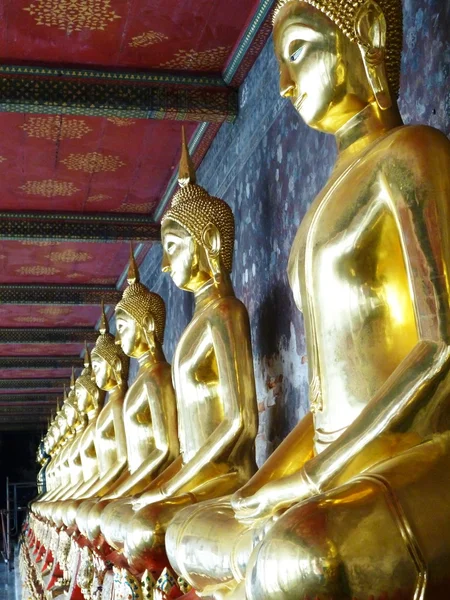 Zlatý Buddha v chrámu — Stock fotografie