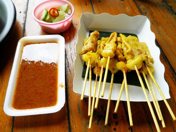 Satay di maiale in bastoncino di legno con salsa di arachidi — Foto Stock