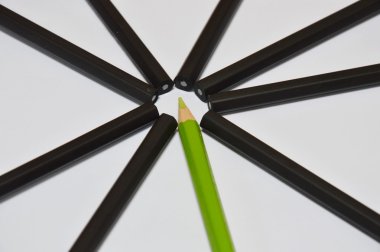 renkli kalem ve siyah kalem