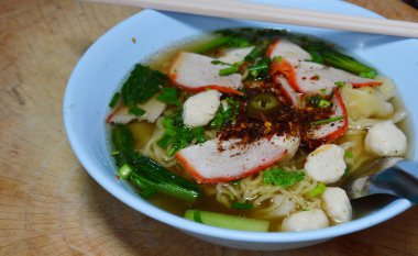 Çin noodle dilim Barbekü domuz eti ve domuz topu tepesi