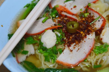 Çin noodle dilim Barbekü domuz eti ve domuz topu tepesi