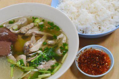 Haşlanmış domuz kan ve bağırsaklar çorbası