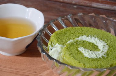 yeşil çay reçel rulo ve çay