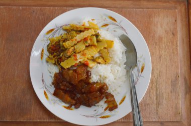 tatlı domuz eti ve midye pirinç ile kızarmış baharatlı bambu