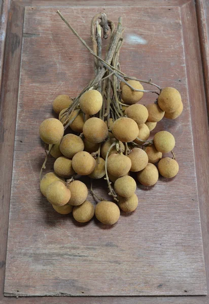 Longan Thai frutas na madeira — Fotografia de Stock