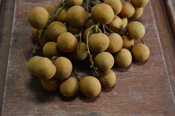 Longan Thai frutas na madeira — Fotografia de Stock