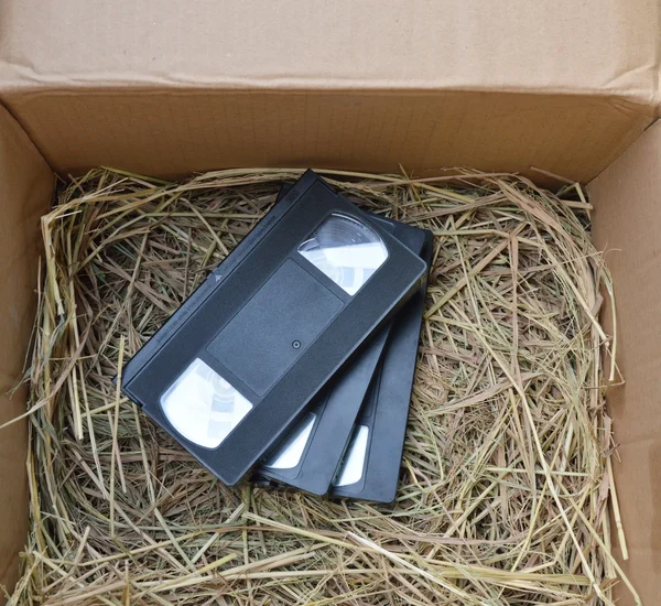 乾いた藁にビデオのテープ レコーダー — ストック写真