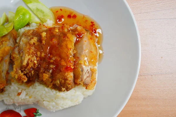 Pollo frito sobre arroz cocido en sopa de pollo — Foto de Stock