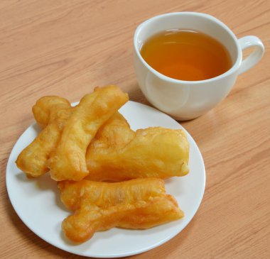 çay Kupası ve derin yağda kızartılmış hamur sopa