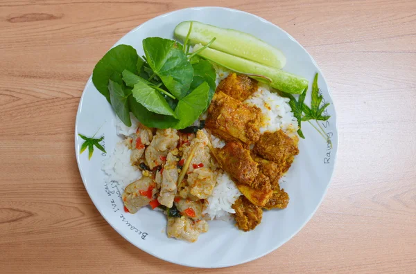 Gebratene pikante Fischbällchen und gebratene pikante Schweinerippchen auf Reis — Stockfoto