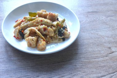 Baharatlı kızarmış bambu filizi ve tabakta körili balık köftesi. 