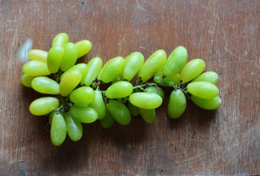 ahşap masa üzerinde Yeşil üzüm