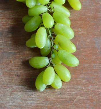 ahşap masa üzerinde Yeşil üzüm