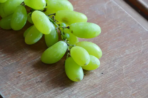 Зелений виноград на дерев'яному столі — стокове фото