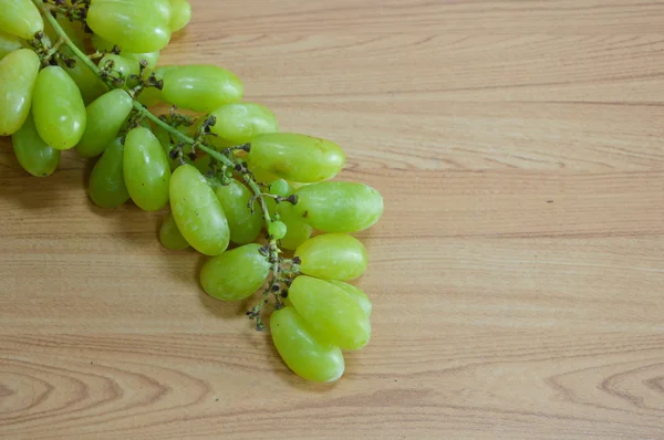 Зелений виноград на столі — стокове фото